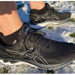 ASICS gel Kayano 25 women’s size 9.5 black and white running shoe.